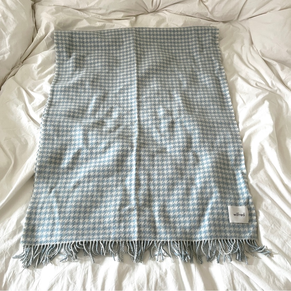 Aritzia Wilfred large blanket wool scarf houndstooth blue/white